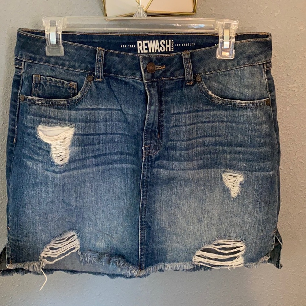 New York REWASH brand distressed jean skirt.